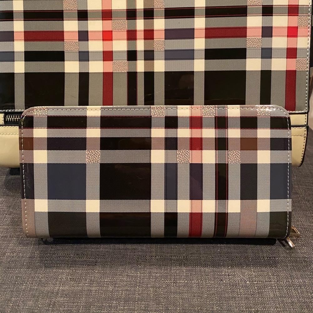 Cute wallet w/ lots of storage!